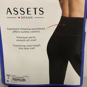 Assets by Spanx Women's Largw Seamless Shaping Capri Leggings in Black Like New